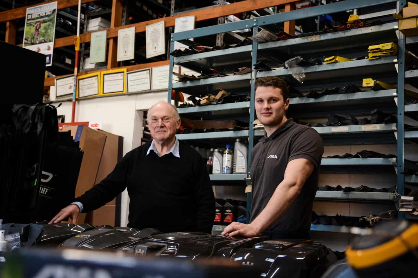 Poul Rasmussen og Anders Ryberg i butikken i Aarup